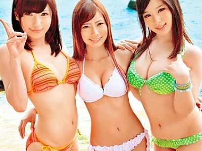３人のAV嬢たちがビーチで男を嬉しそうに誘い出して激しい性行為をおねだりしまくっちゃう