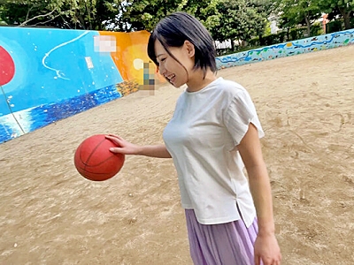 〈美少女〉大きな乳房の女性とバスケを楽しむ。揺れる乳房に夢中で勝てませんｗ